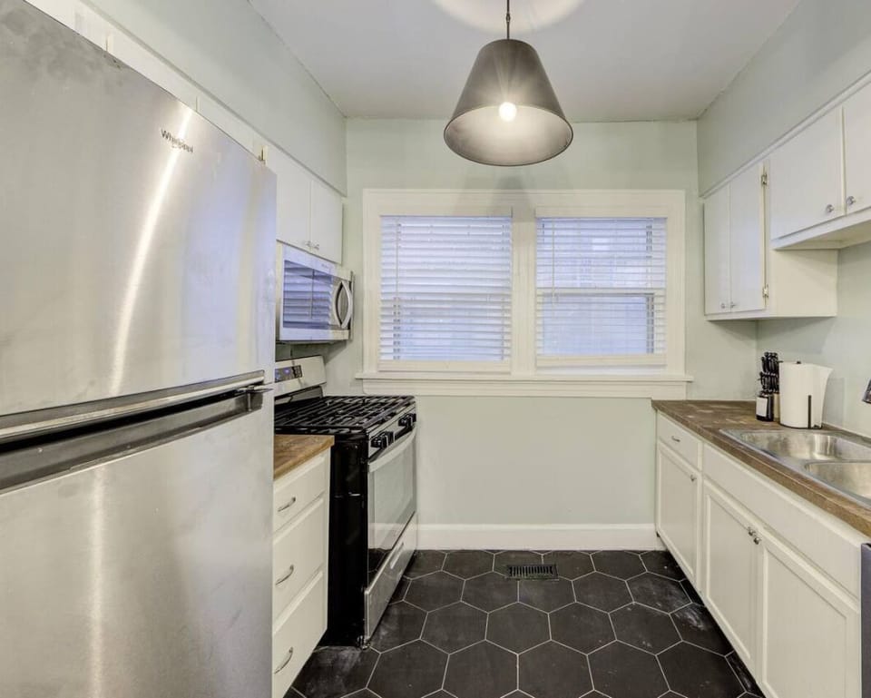 Cook up something delicious in this fully equipped kitchen! With modern appliances and plenty of space, it’s perfect for preparing meals during your stay.