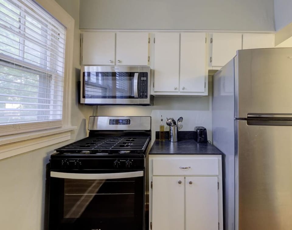 Whether you`re making a quick breakfast or a home-cooked meal, this kitchen has everything you need.