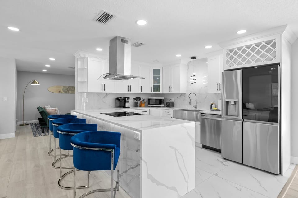 Modern kitchen with plenty of kitchen space! 