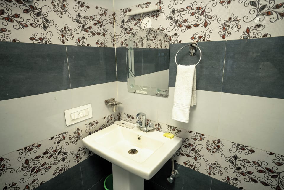 Superior Double Room, Valley View | Bathroom | Slippers