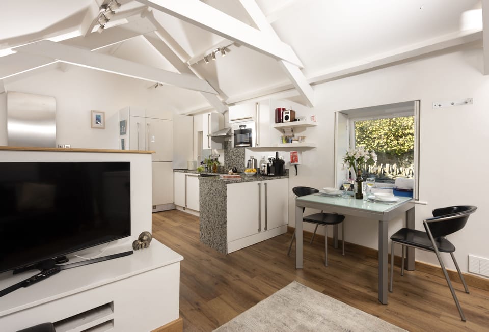 Spice Barn, Duloe, Liskeard. First Floor: Enjoy dinner for two