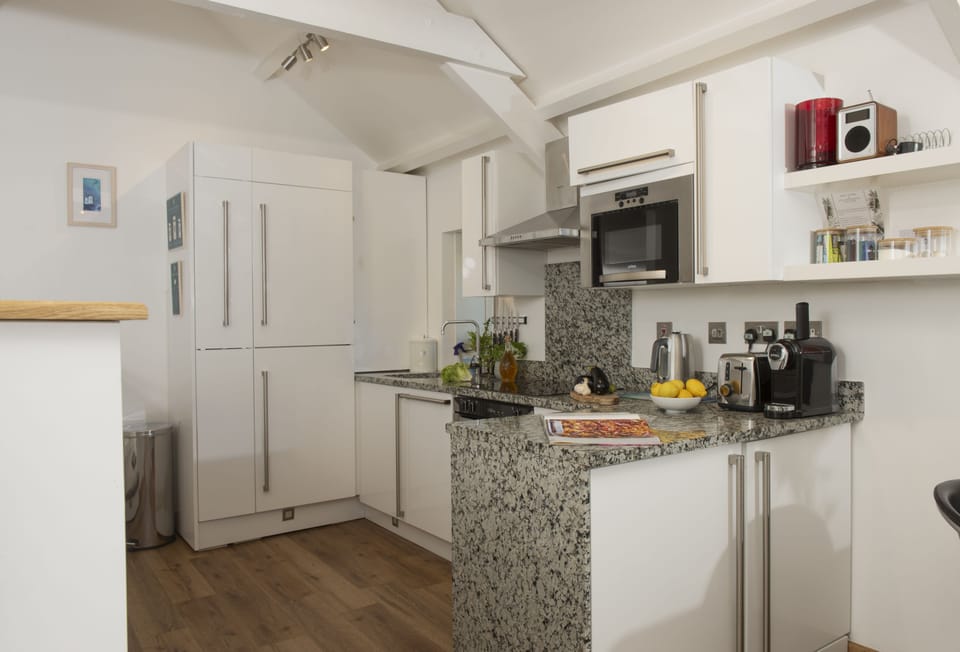 Spice Barn, Duloe, Liskeard. First Floor: Head through to the charming kitchen area