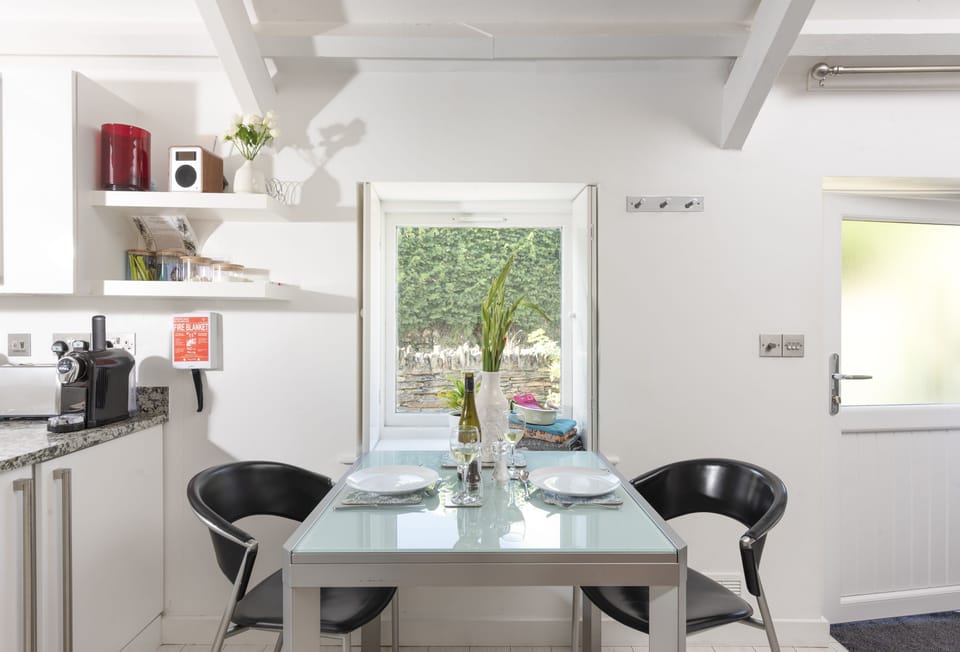 Spice Barn, Duloe, Liskeard. First Floor: With a dining table seating two guests