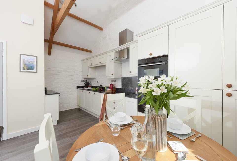 Rainbow Cottage , Duloe, Liskeard. First Floor: Perfect for sociable dinners or family board games