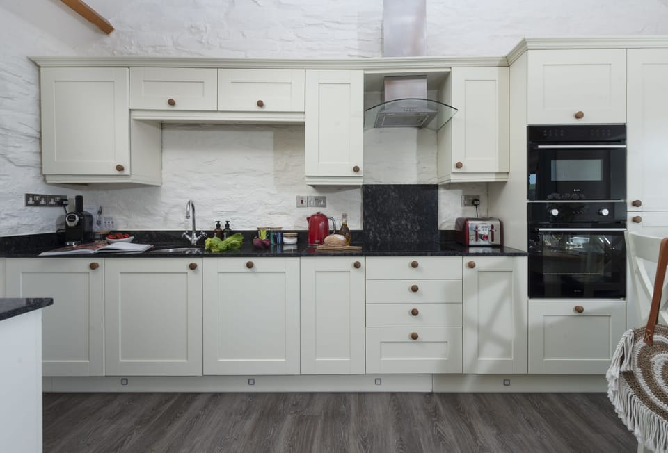 Rainbow Cottage, Duloe, Liskeard. First Floor: The charming kitchen is superbly equipped