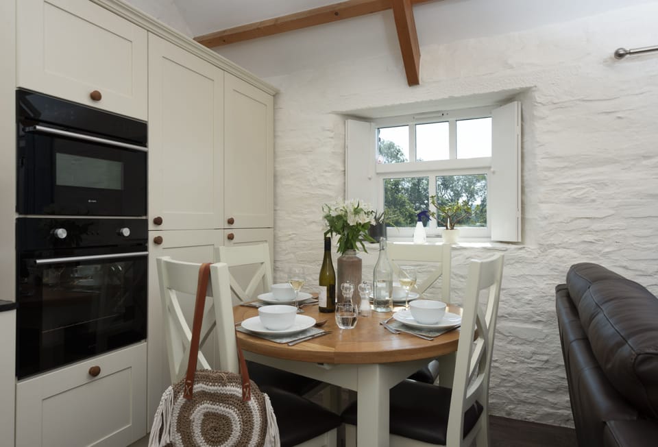 Rainbow Cottage, Duloe, Liskeard. First Floor: The dining area offers seating for four guests