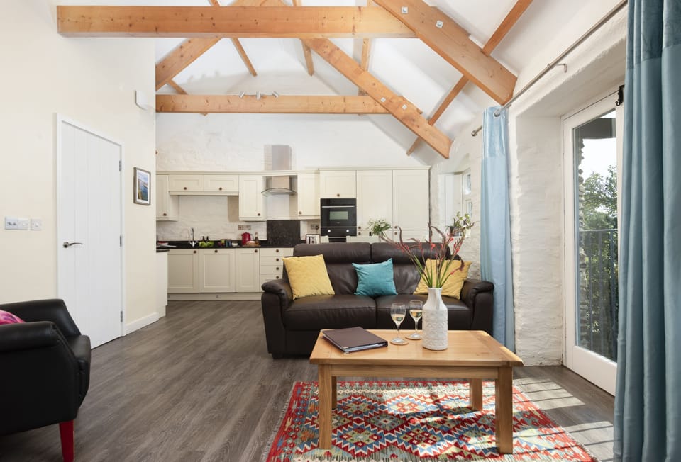 Rainbow Cottage, Duloe, Liskeard. First Floor: With kitchen, dinning and sitting area