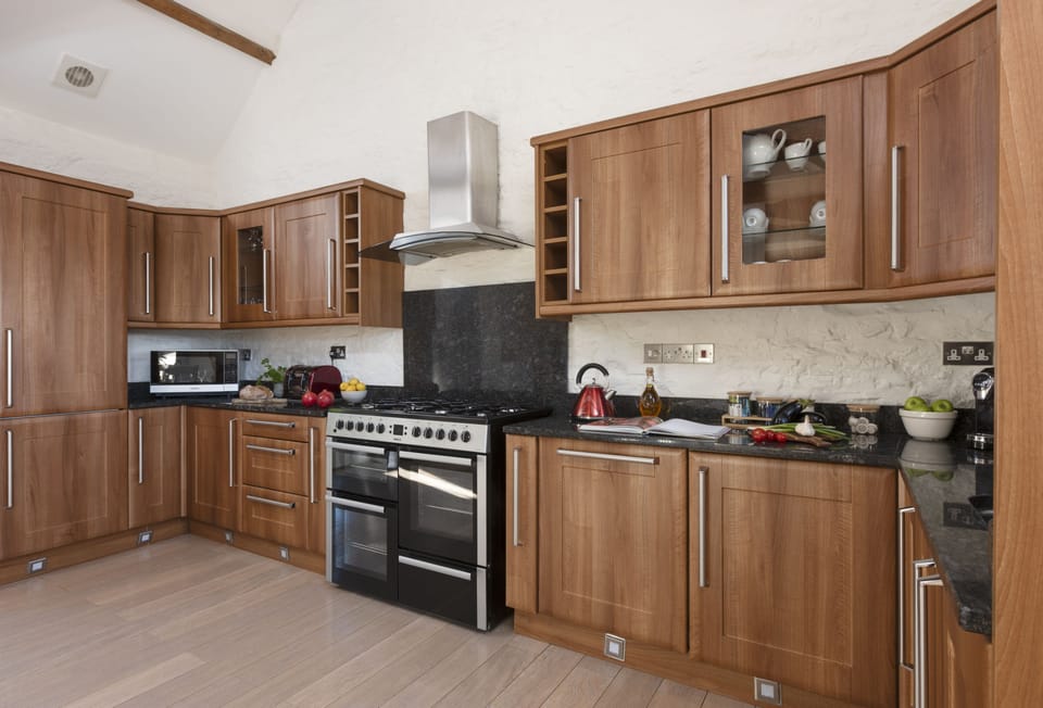 Hob Nob, Duloe, Liskeard. First Floor: The charming kitchen comes fully equipped with everything you'll need during your stay