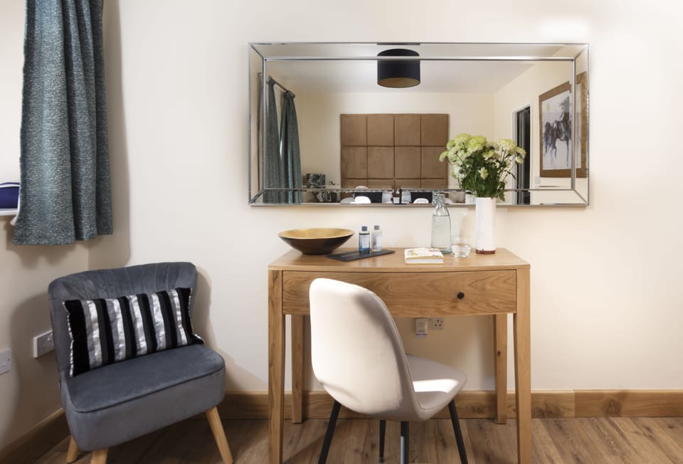 Hob Nob, Duloe, Liskeard. Ground Floor: This spacious room offers a delightful dressing area