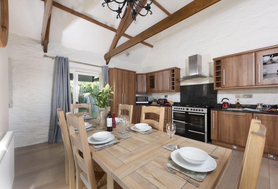 Hob Nob, Duloe, Liskeard. First Floor: Head into the kitchen/dining area