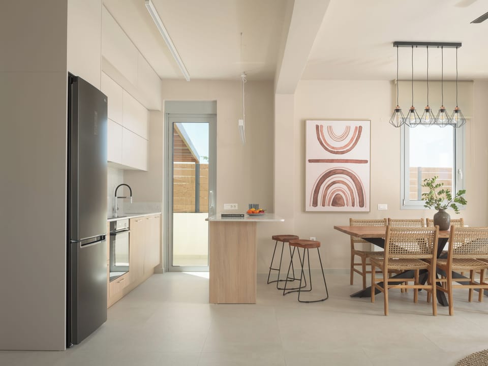 The self-catering kitchen guarantees evenings filled with family meals. 