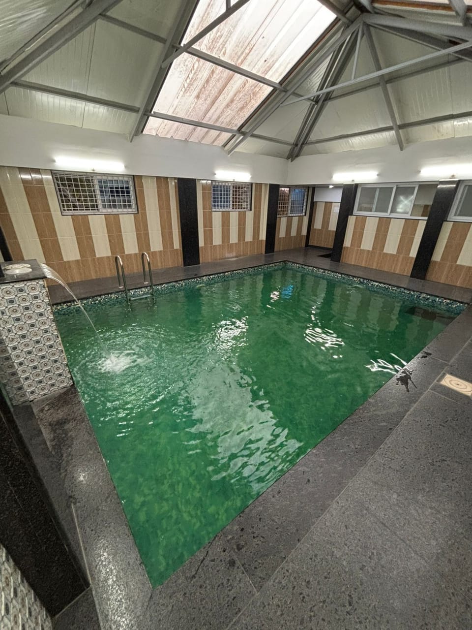 Swim-up bar