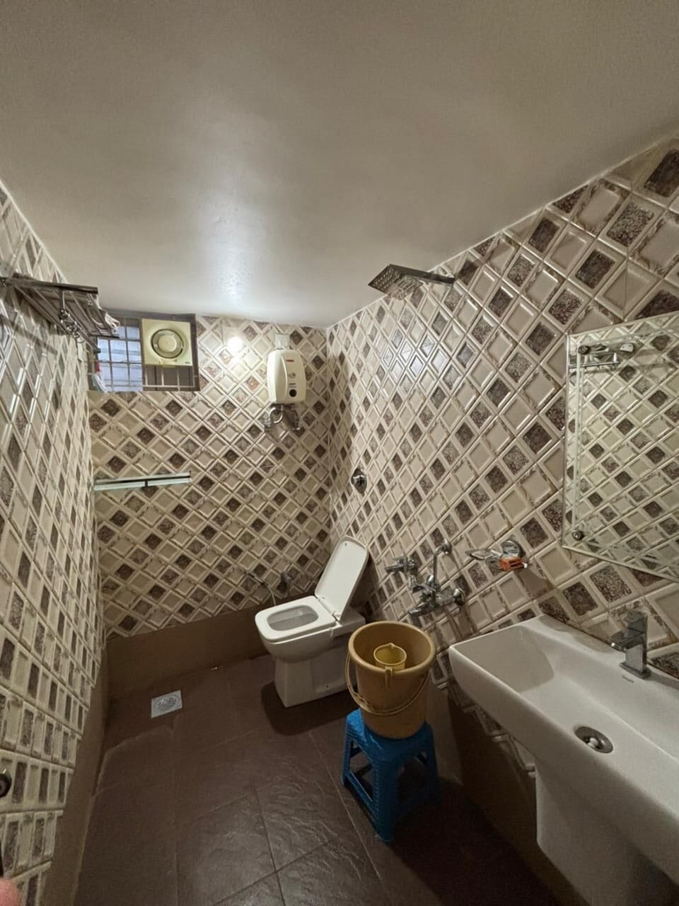 Deluxe Room | Bathroom | Shower, towels, soap, shampoo