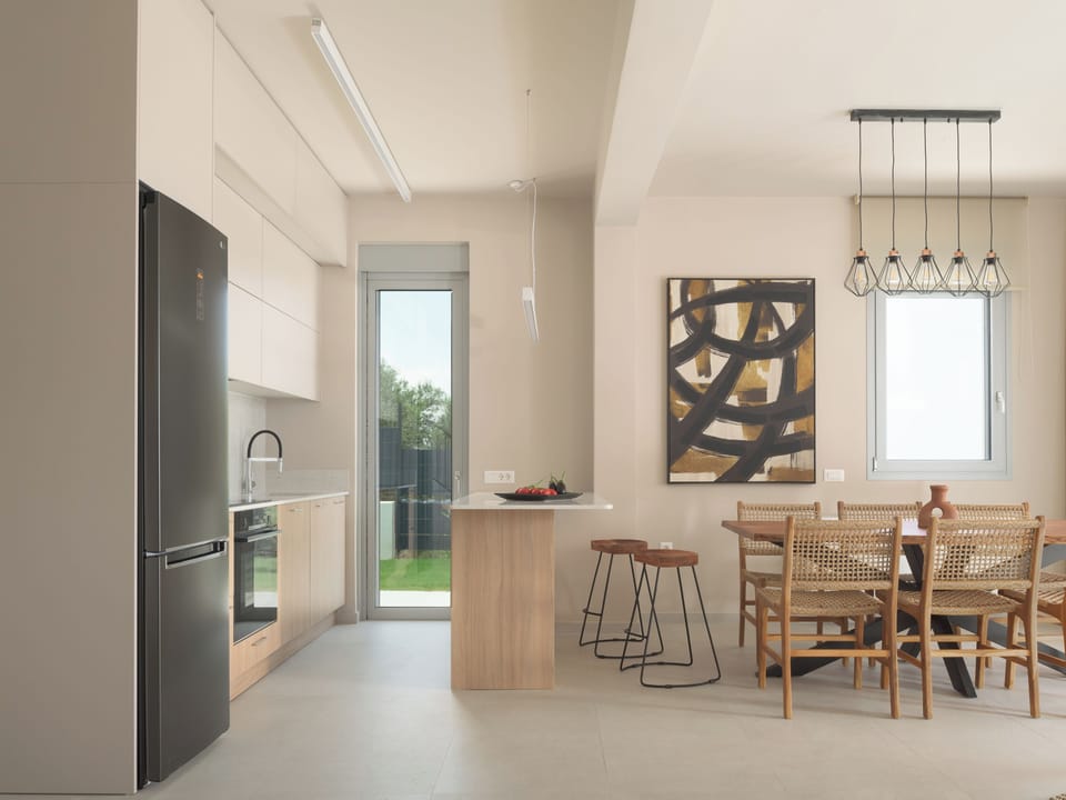 The self-catering kitchen guarantees evenings filled with family meals. 