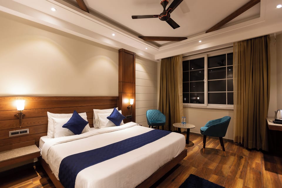 Executive Double Room, 1 Bedroom | Iron/ironing board, WiFi (free), bed sheets
