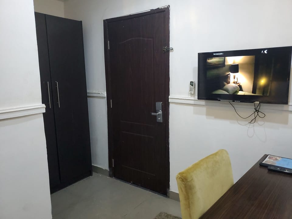 Economy Studio Suite | Living area | 42-inch plasma TV with satellite channels