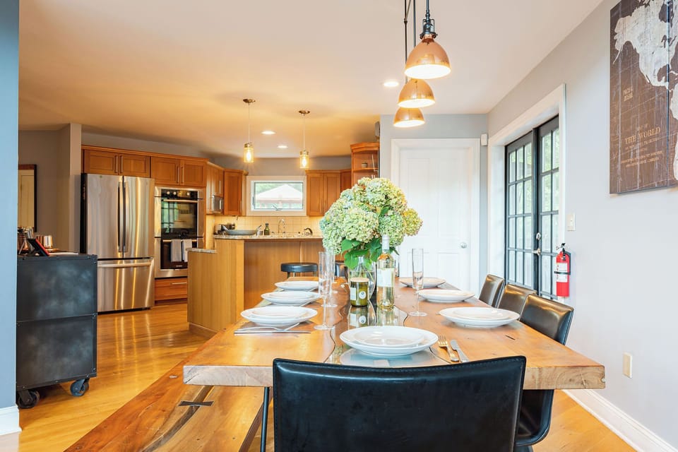 Open concept leads directly into the kitchen. 