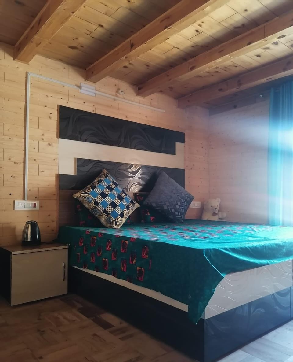 Deluxe Double Room, Mountain View | Premium bedding, Select Comfort beds, desk, laptop workspace