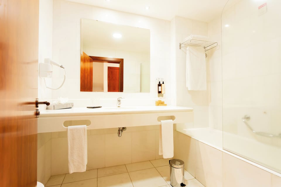 Combined shower/tub, deep soaking tub, free toiletries, hair dryer