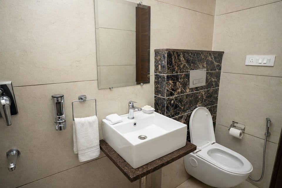 Superior Double Room, Balcony, Valley View | Bathroom