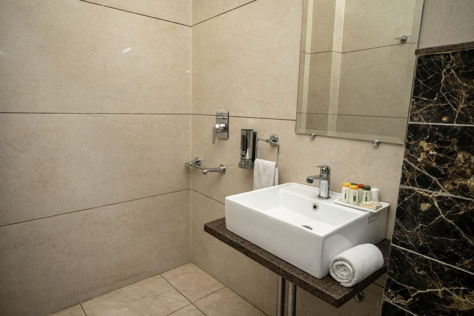 Superior Double Room, Balcony, Valley View | Bathroom