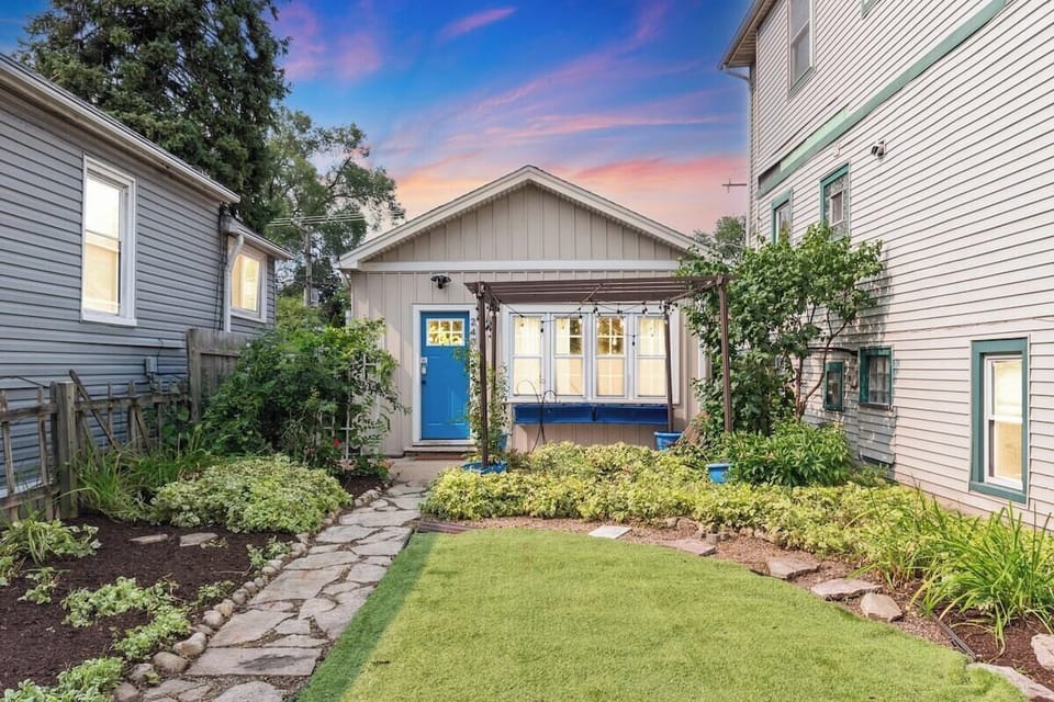 What a cute cottage, be our guests!