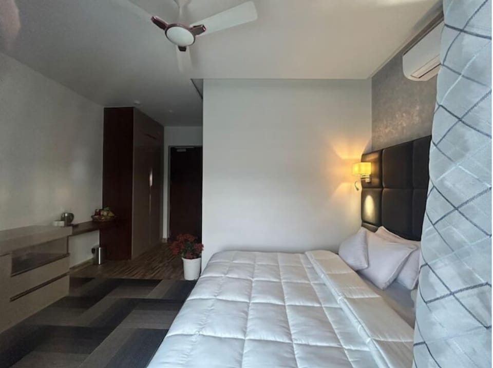 Executive Room | Desk, soundproofing