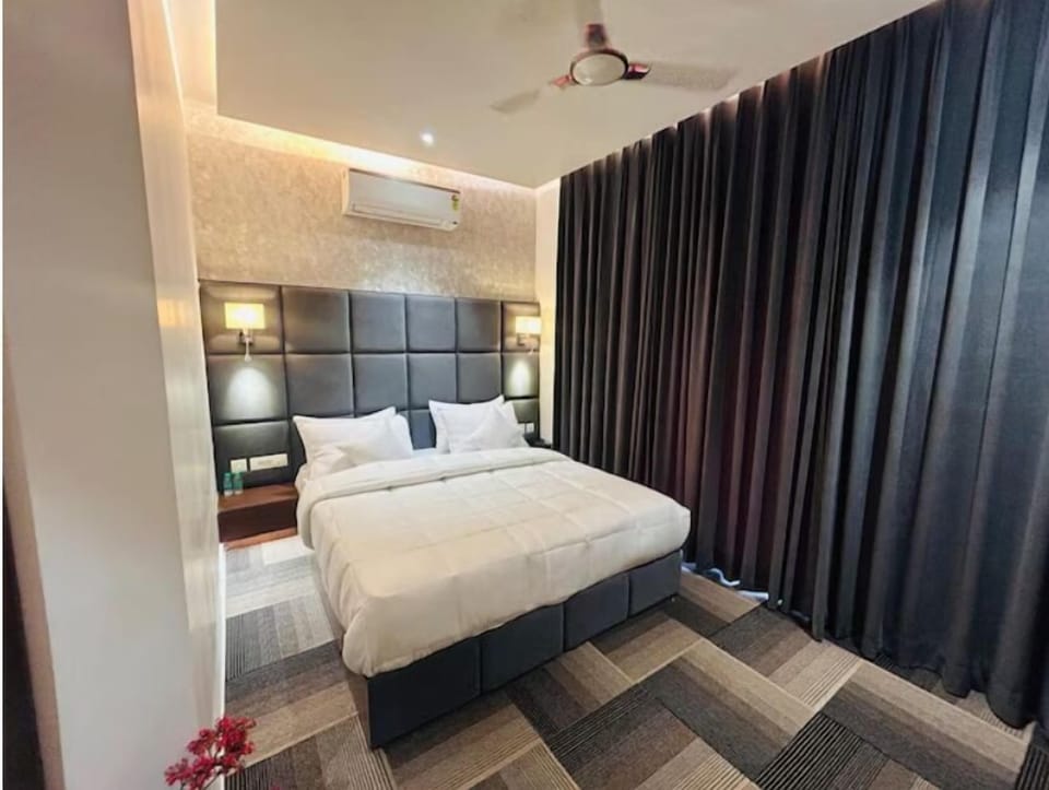 Basic Double Room | Desk, soundproofing