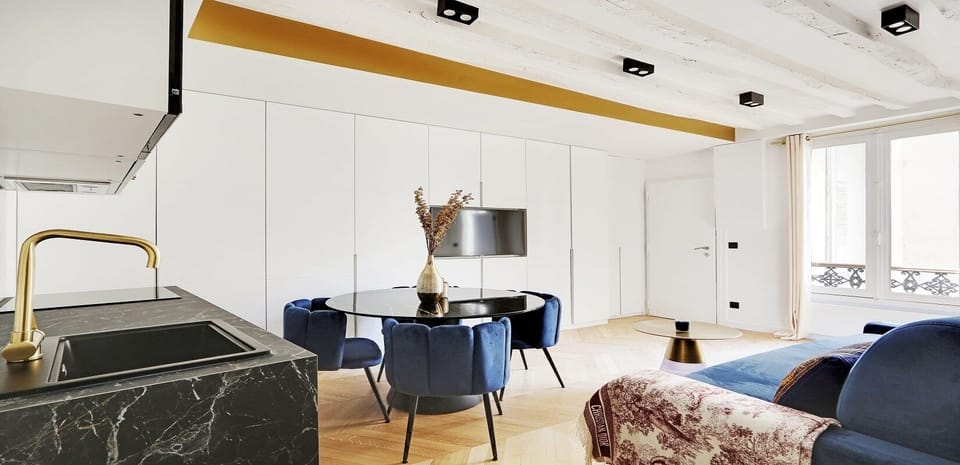 The open kitchen opens onto a beautiful living room with a sofa bed (Queen-Size)