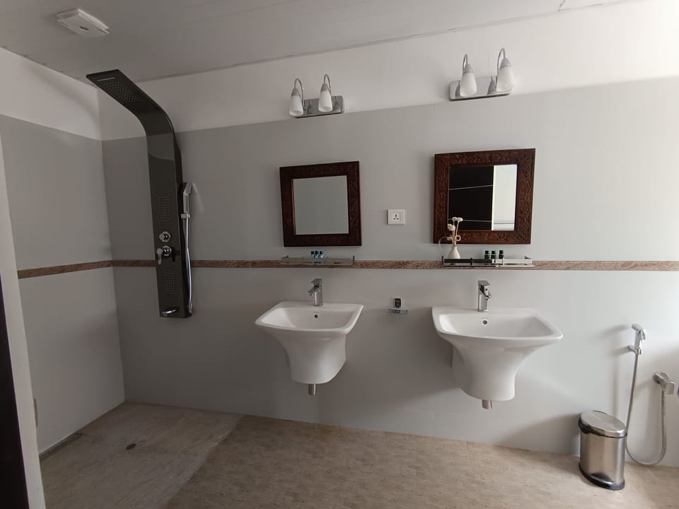 Elite Double Room, 1 King Bed, Garden View | Bathroom | Shower, hydromassage showerhead, free toiletries, towels