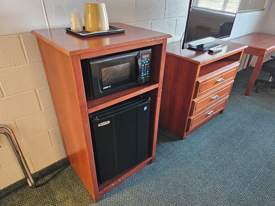 Deluxe Room | Desk, laptop workspace, blackout drapes, soundproofing