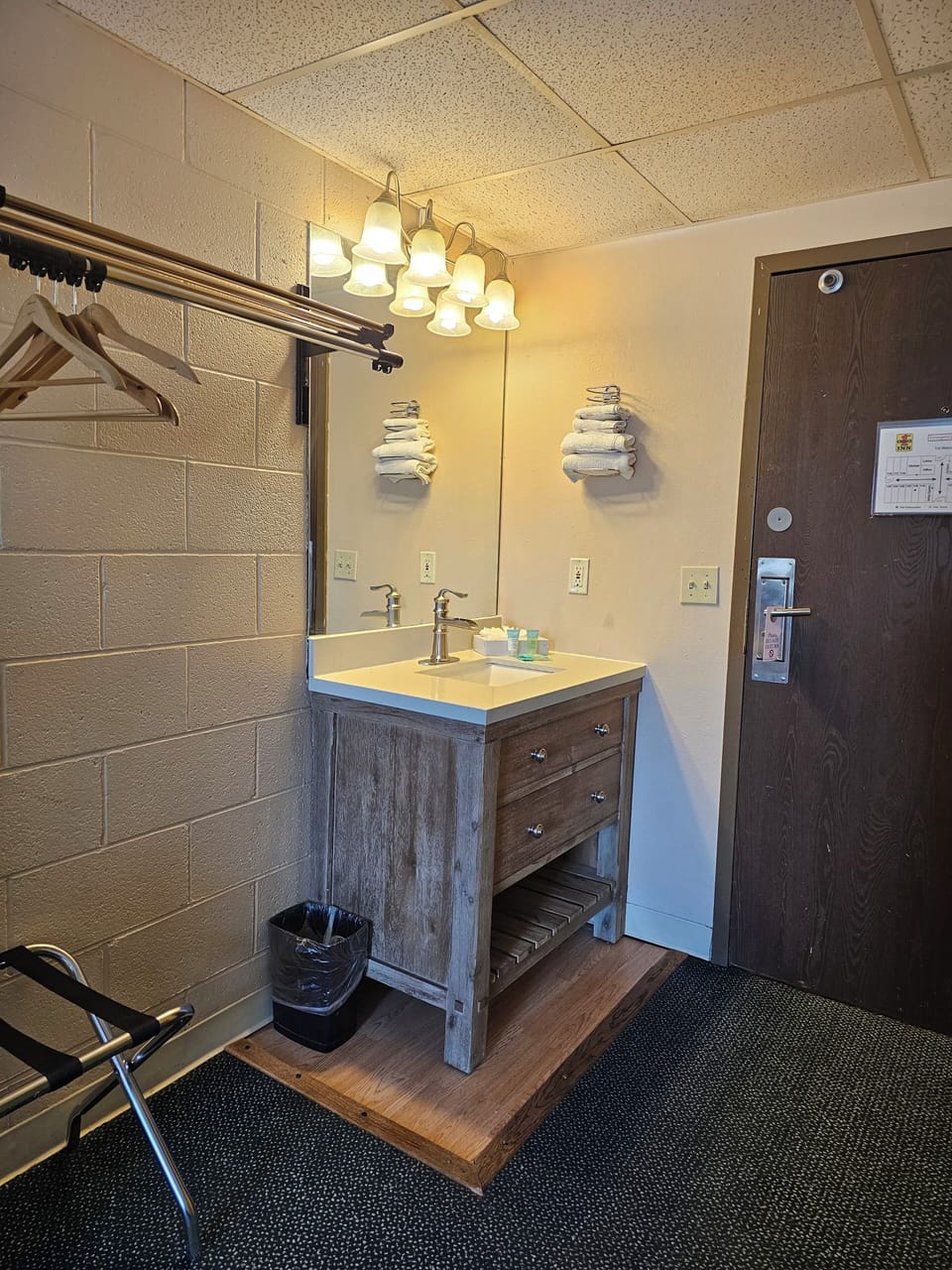 Combined shower/tub, free toiletries, hair dryer, towels