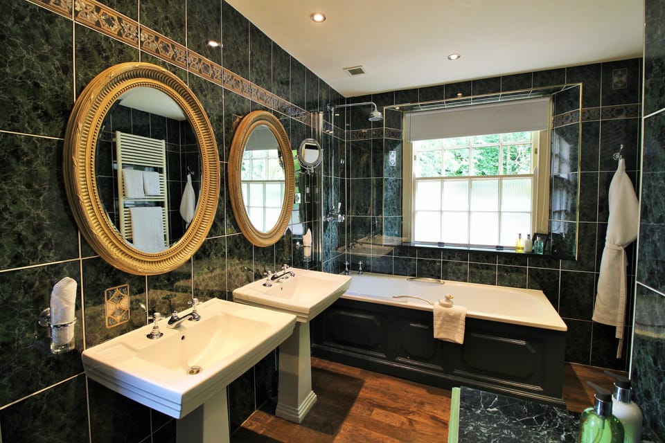 Classic Double Room | Bathroom | Hair dryer, towels