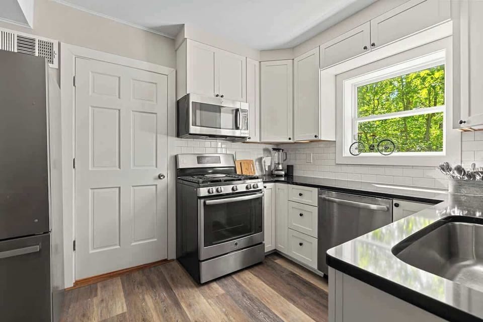 From meal prep to morning coffee, this kitchen’s got you covered with its clean design and thoughtful layout.