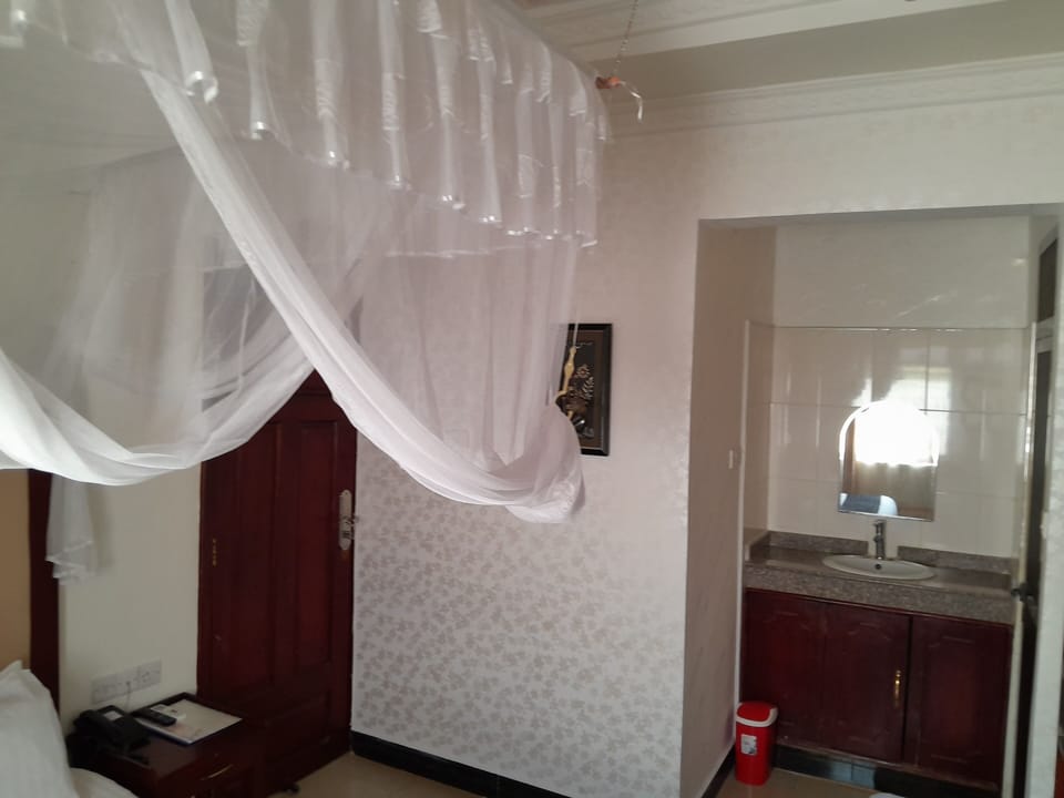 Standard Double Room | Desk, laptop workspace, free WiFi
