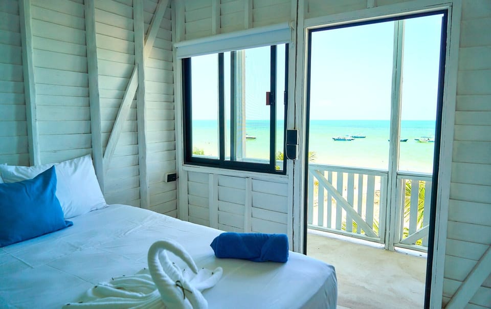Deluxe Room, 1 King Bed, Beach View | WiFi (free), bed sheets