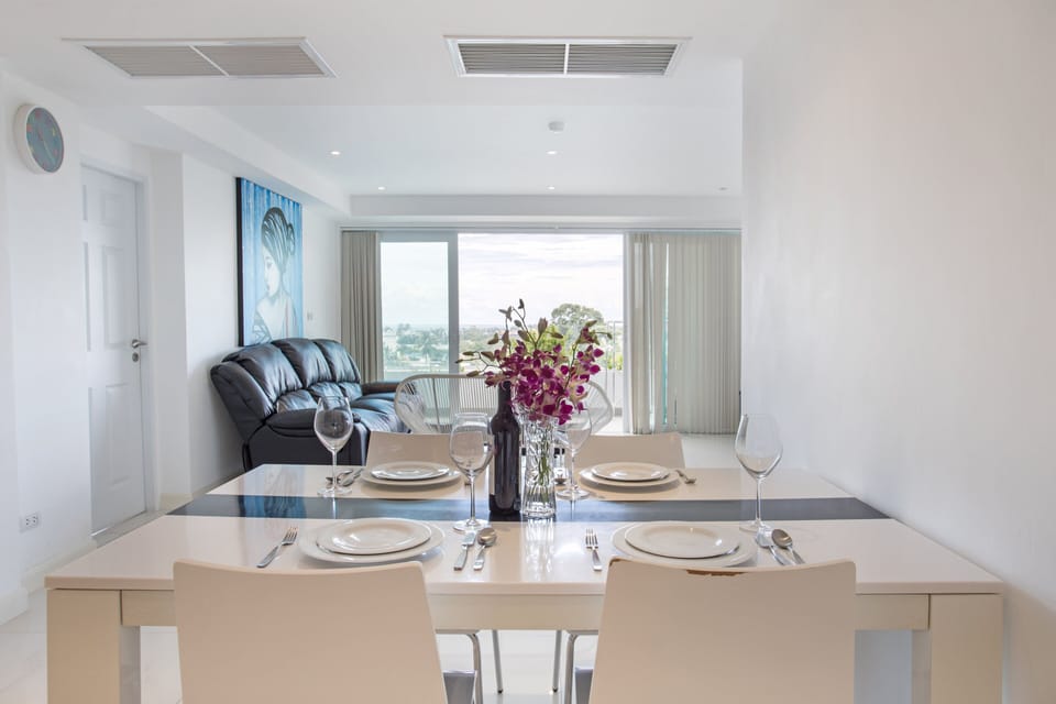 Exclusive Apartment, 2 Bedrooms, Balcony, Partial Sea View | In-room dining