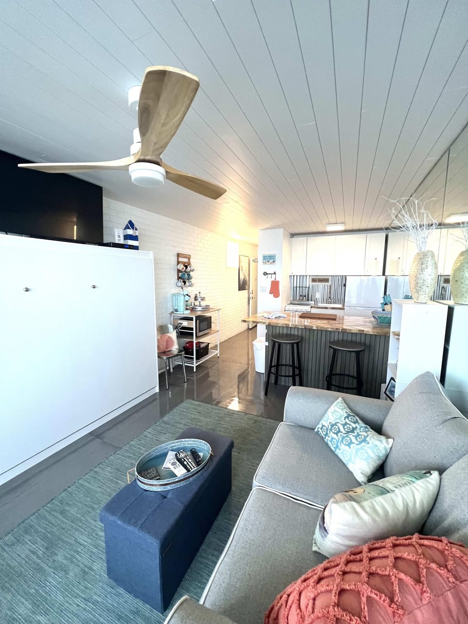 House | Iron/ironing board, Internet