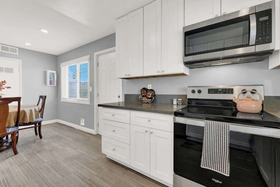 Cook with ease in the fully equipped kitchen, ready for all your culinary adventures!