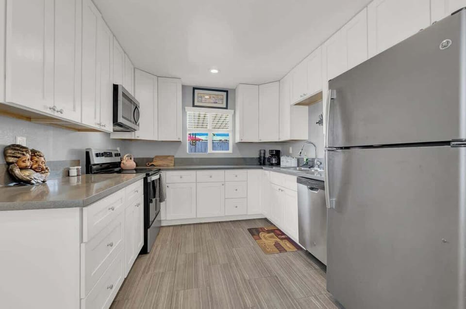 Cook with ease in the fully equipped kitchen, ready for all your culinary adventures!