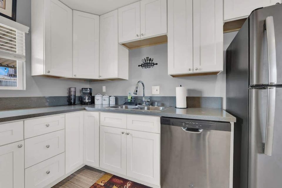 Cook with ease in the fully equipped kitchen, ready for all your culinary adventures!
