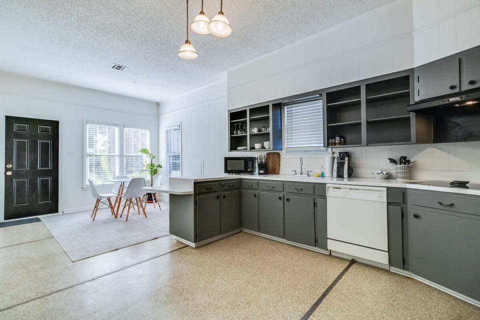 9 bedrooms, desk, high-speed internet