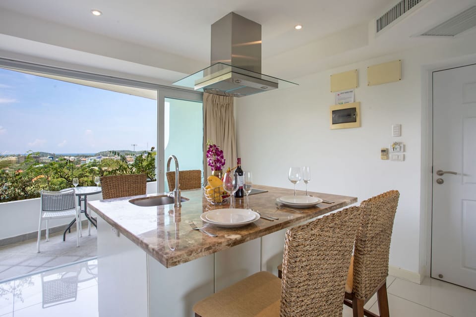 Exclusive Apartment, 1 Bedroom, Balcony, Sea View | In-room dining
