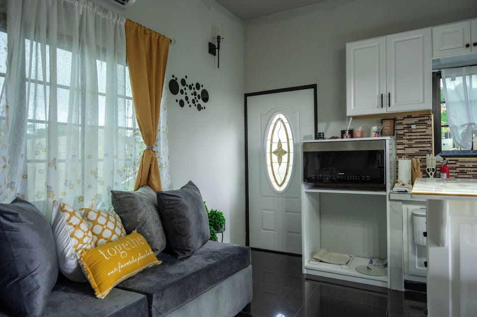 Luxury Double Room, Garden View | Living area