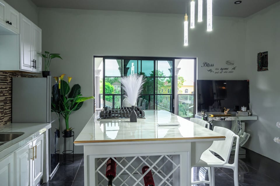 Luxury Double Room, Garden View | Private kitchen | Fridge, microwave, stovetop