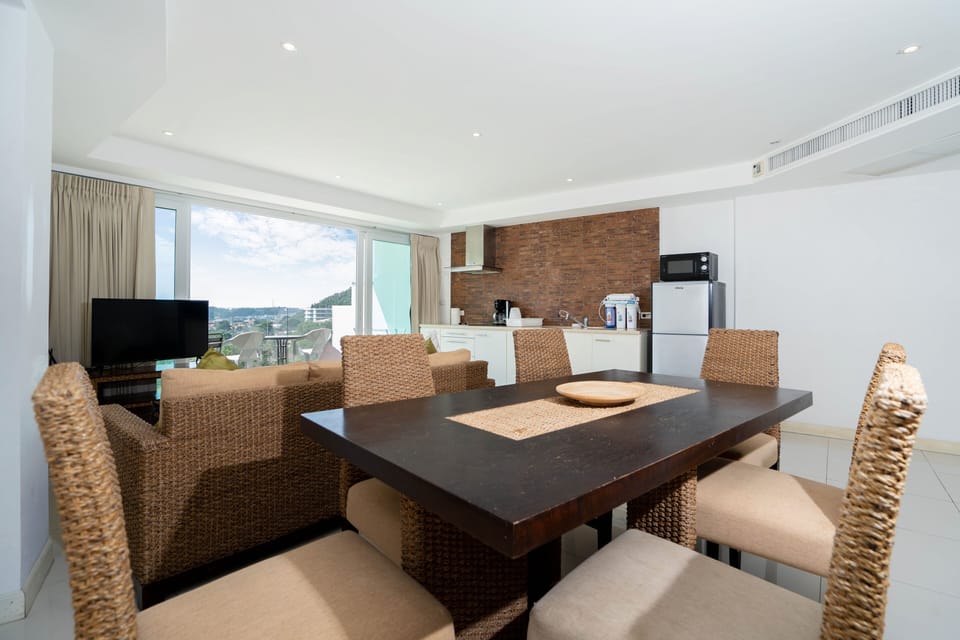 Exclusive Apartment, 2 Bedrooms, Balcony, Partial Ocean View | In-room dining