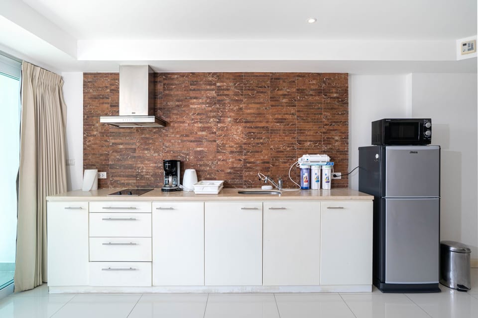 Exclusive Apartment, 2 Bedrooms, Balcony, Partial Ocean View | Private kitchen | Electric kettle