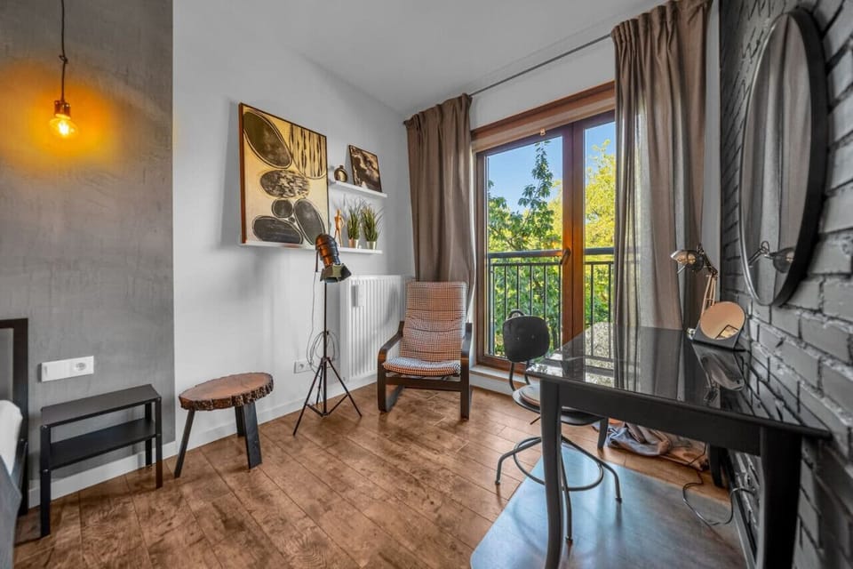 Private Bedroom with Queen Bed | Book Now with RENTUJEMY