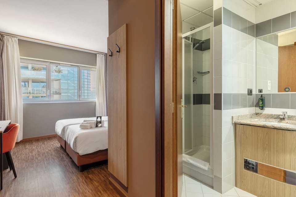 Standard Twin Room | Hypo-allergenic bedding, down comforters, desk, laptop workspace