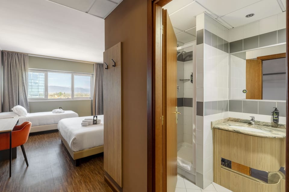 Triple Room | Bathroom | Shower, free toiletries, hair dryer, bidet